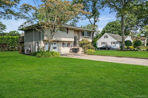 174 Division Ave, Blue Point, NY, 11715-1020 | Card Image