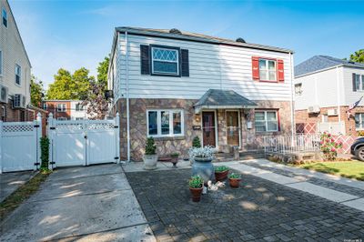 58-10 207th Street, House other with 2 bedrooms, 1 bathrooms and null parking in Oakland Gardens NY | Image 3