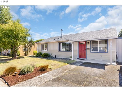 1669 Hayes St, North Bend, OR, 97459-1927 | Card Image