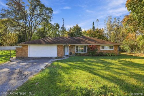 2336 Maple Road, Grand Blanc Charter Township, MI, 48507 | Card Image