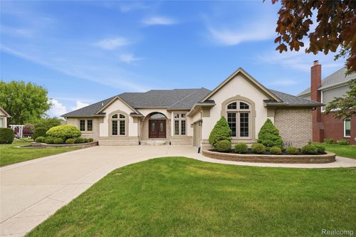 13697 Silent Woods Dr, Shelby Twp, MI, 48315-4205 | Card Image
