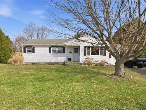 21 North Dr, Westerly, RI, 02891-2916 | Card Image