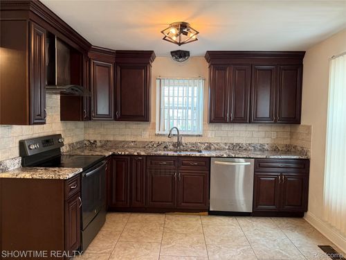 36511 Park Place Dr, Sterling Heights, MI, 48310-4222 | Card Image