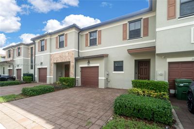 10025 - 10025 W 32nd Ln, Townhouse with 3 bedrooms, 2 bathrooms and null parking in Hialeah FL | Image 3