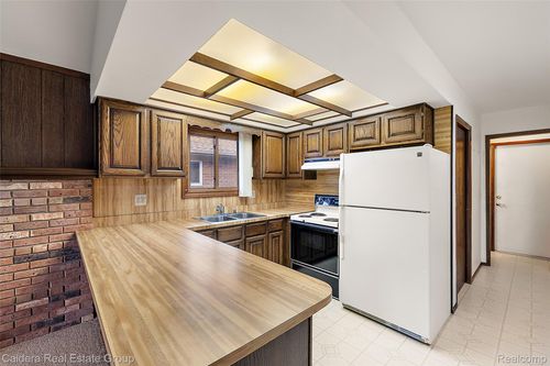 37107 Highlite Dr, Sterling Heights, MI, 48310-3942 | Card Image