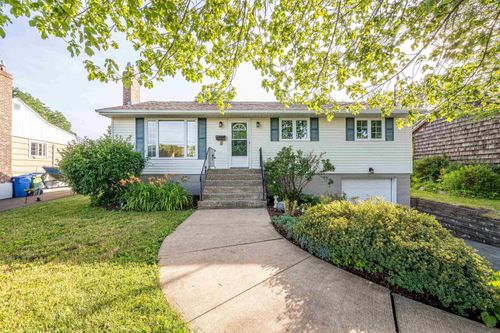 8 Windward Ave, House with 3 bedrooms, 2 bathrooms and 3 parking in Dartmouth NS | Card Image