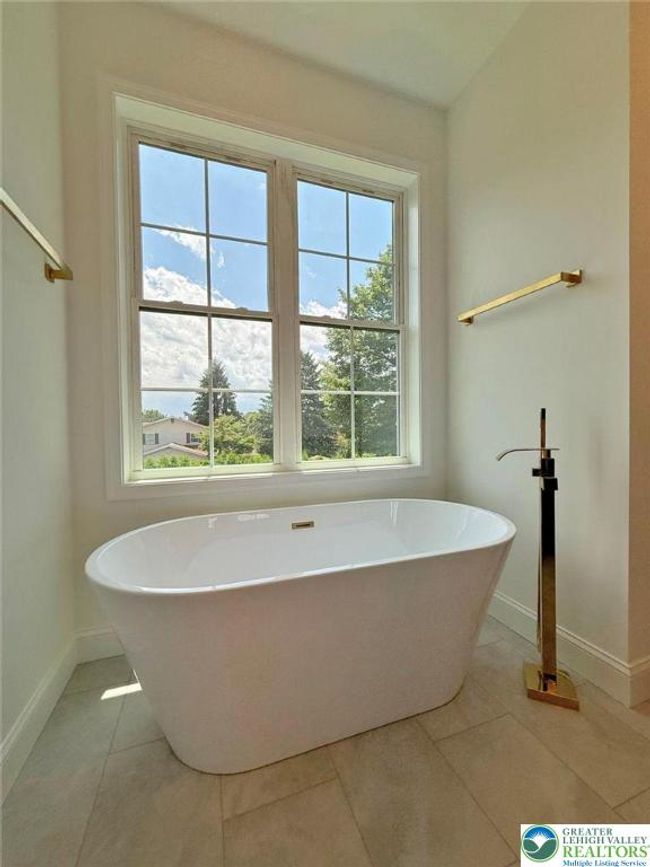 9858 Old 22, House other with 4 bedrooms, 4 bathrooms and null parking in Breinigsville PA | Image 47