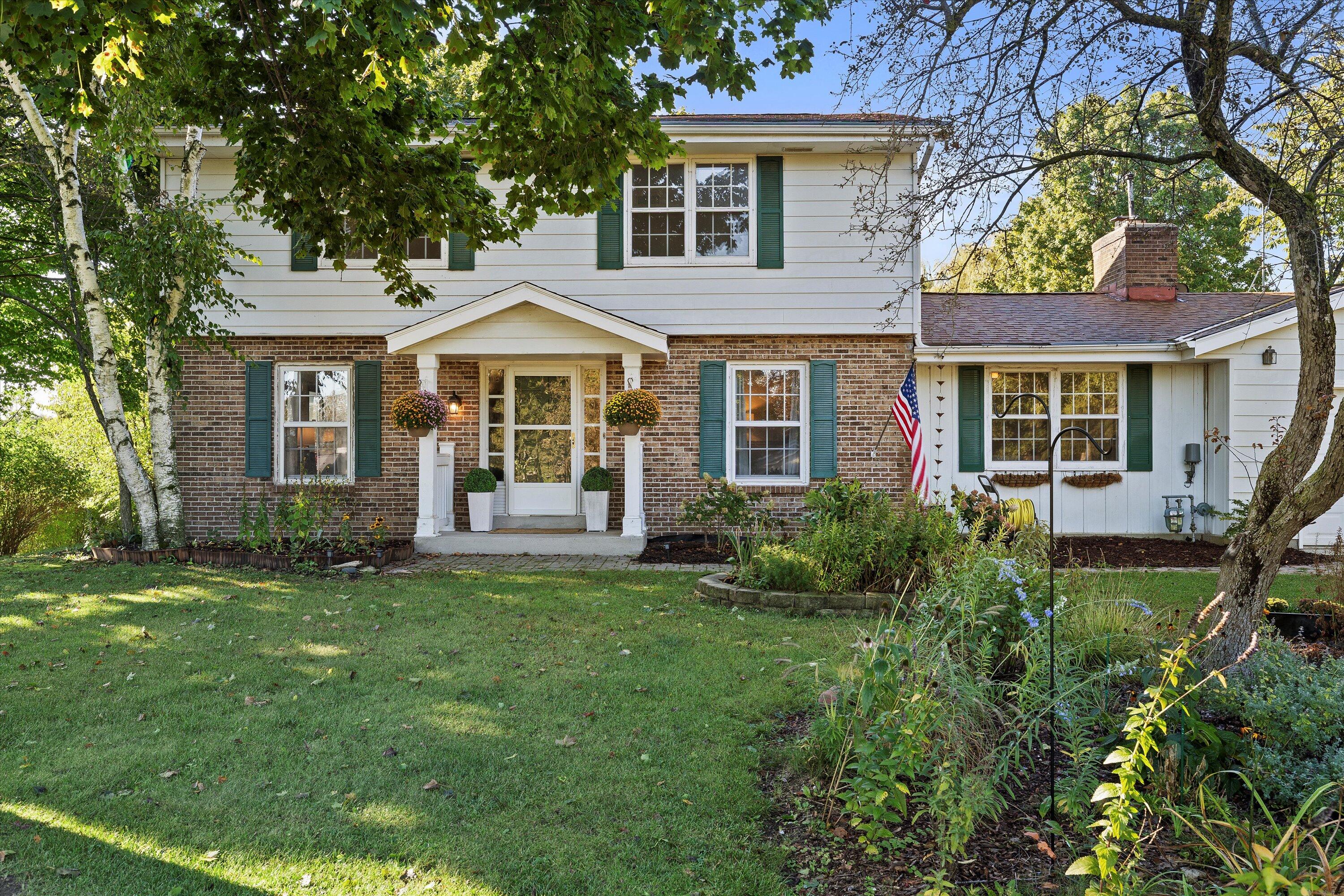 Cresthill Ct, Cedarburg, WI 53012
