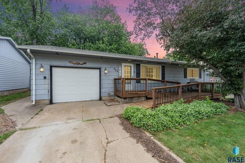 320 N Holiday Ave, Sioux Falls, SD, 57103-1134 | Card Image