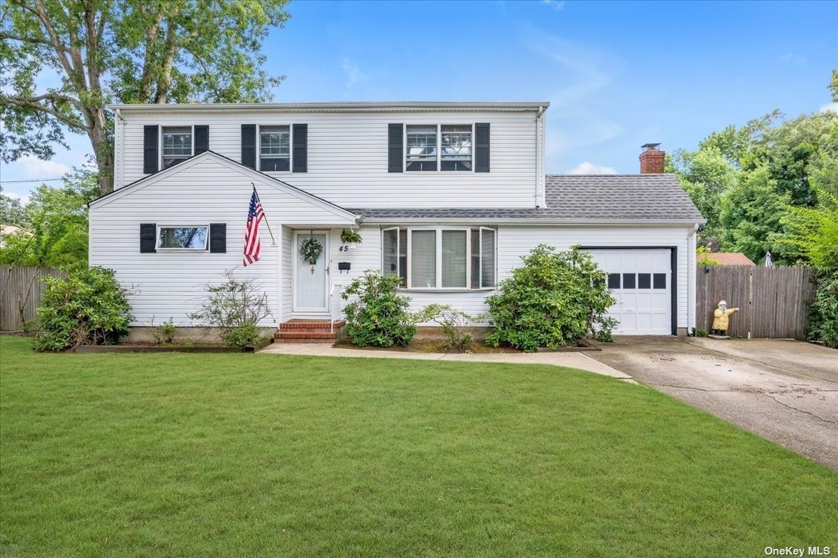 Huron Dr, Bay Shore, NY 11706