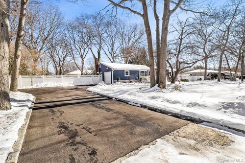 211 Oswego Ave, Medford, NY, 11763-3118 | Card Image