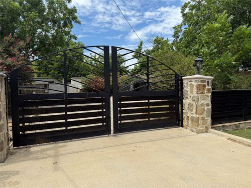 2215 Crystal Dr, Balch Springs, TX, 75180-1201 | Card Image