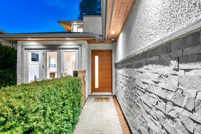 6455 Pitt St, House other with 4 bedrooms, 4 bathrooms and 2 parking in West Vancouver BC | Image 3