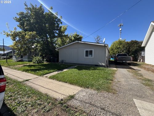 1404 N Cherry St, La Grande, OR, 97850-3511 | Card Image