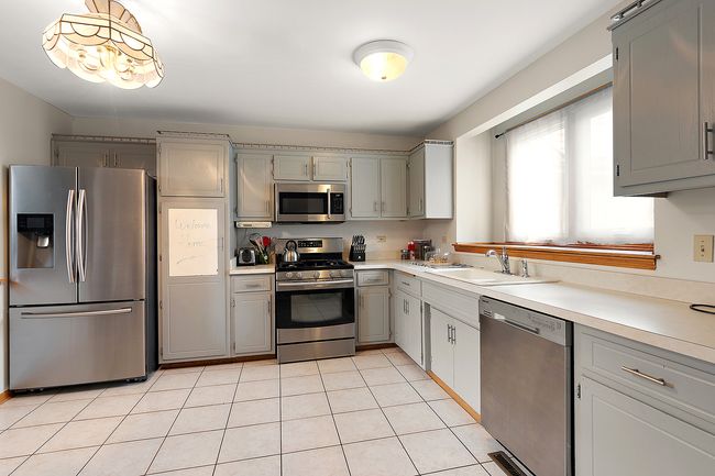 7706 Northfield Ln, Townhouse with 2 bedrooms, 4 bathrooms and 2 parking in Tinley Park IL | Image 6