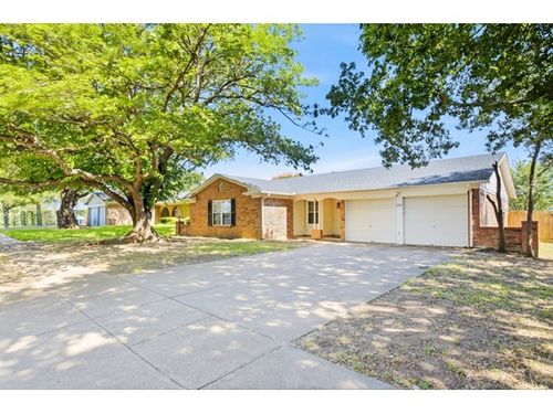 2108 Guinevere St, Arlington, TX, 76014-1612 | Card Image