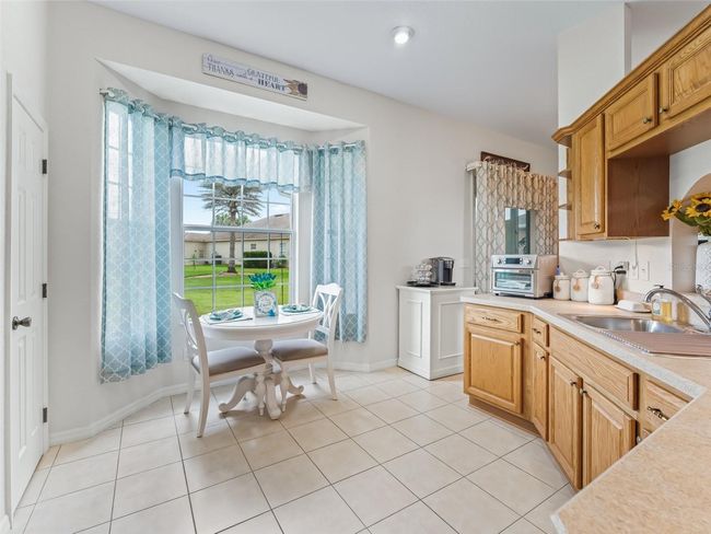 Eat in area of kitchen | Image 14