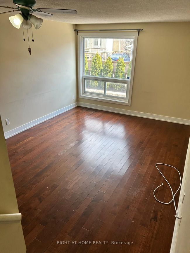2 - 1666 Queen St E, Condo with 3 bedrooms, 2 bathrooms and 1 parking in Toronto ON | Image 4
