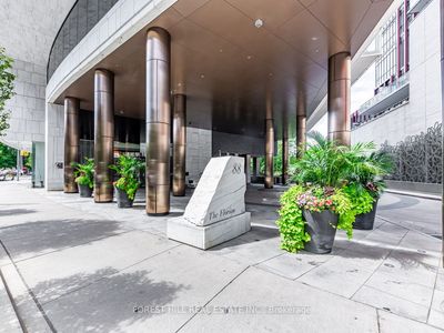 2101 - 88 Davenport Rd, Condo with 4 bedrooms, 3 bathrooms and 2 parking in Toronto ON | Image 2