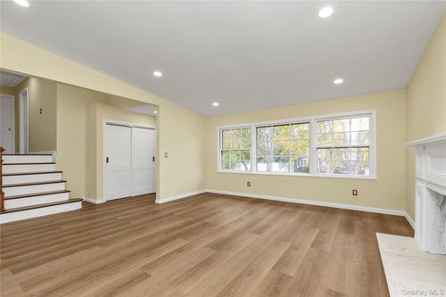 2 Arbor Gate, Old Bethpage, NY, 11804-1206 | Card Image