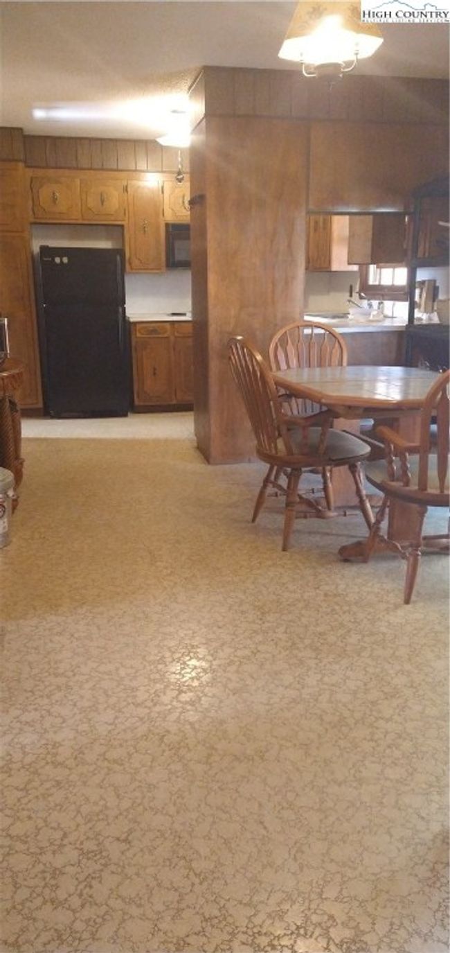 Eat-in kitchen | Image 9