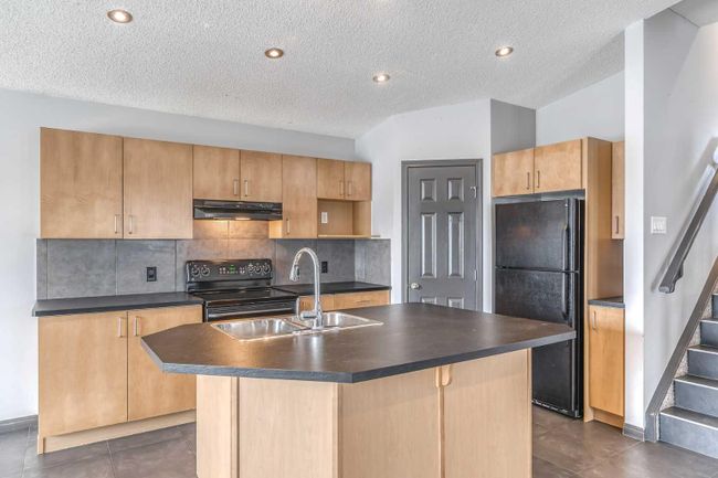 6 Bridlecrest Boulevard Sw, Home with 3 bedrooms, 2 bathrooms and 2 parking in Calgary AB | Image 4