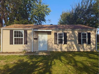 Ranch-style home with a front lawn | Image 1