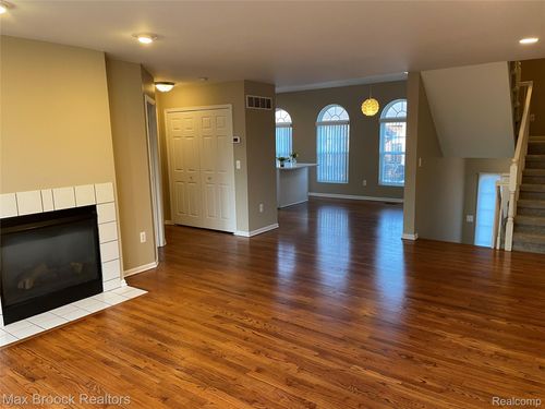 924 Sandalwood Dr, Troy, MI, 48085-1660 | Card Image