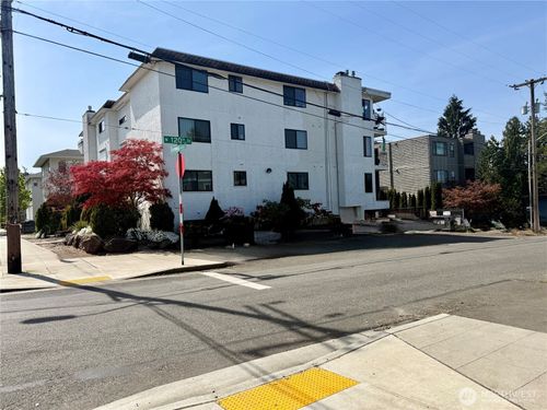 apt-203-11755 Greenwood Ave N, Seattle, WA, 98133-8151 | Card Image