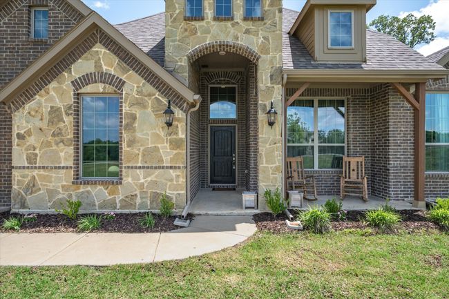 Adorable front porch | Image 6