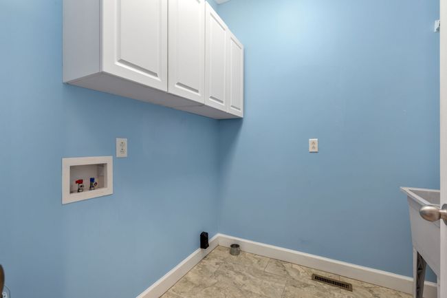 Large Laundry Room With Utility Sink | Image 13