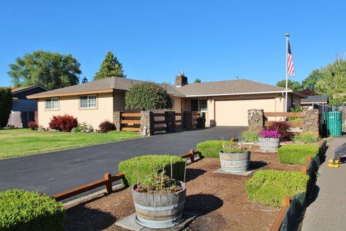 3713 Rio Vista Way, Klamath Falls, OR, 97603-7724 | Card Image
