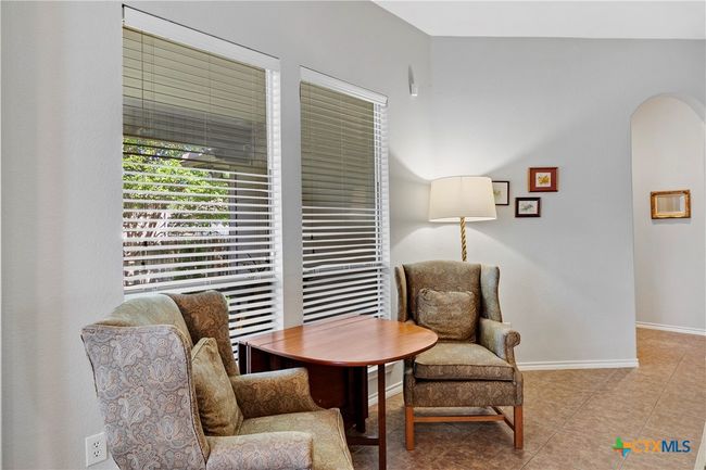 Extra sitting/gaming area in living | Image 22