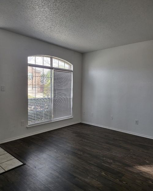 513 Pineview Ln, Fort Worth, TX, 76140-6504 | Card Image