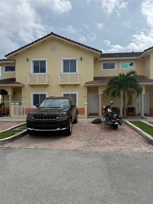 7458-7458 Nw 179th Ter, Hialeah, FL, 33015-8438 | Card Image
