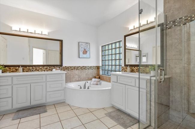 Dual vanities, soaking tub and separate shower | Image 15