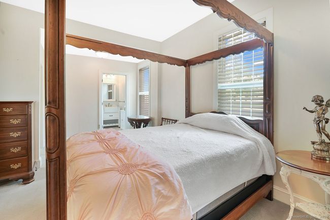 Main level in-law suite with ramped private entrance | Image 19