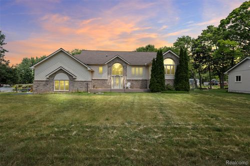969 Bogie Lake Rd, White Lake, MI, 48383-2772 | Card Image