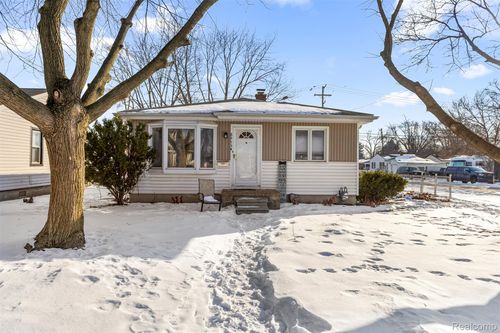 8953 William St, Taylor, MI, 48180-2824 | Card Image