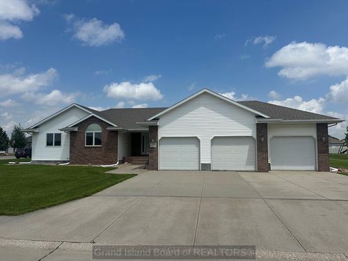 4042 Sandalwood Dr, Grand Island, NE, 68803-3156 | Card Image