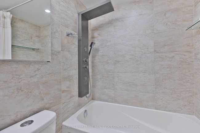 2002 - 99 Harbour Sq, Condo with 2 bedrooms, 2 bathrooms and 1 parking in Toronto ON | Image 21