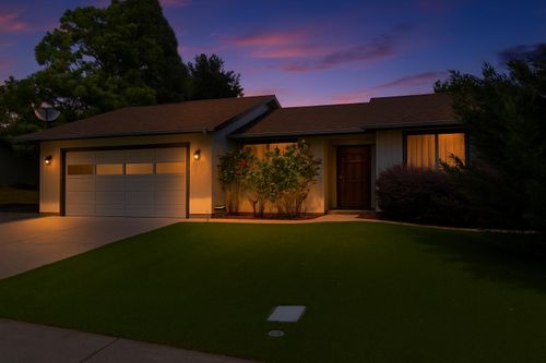 904 Nw Carol Dr, Grants Pass, OR, 97526-3352 | Card Image