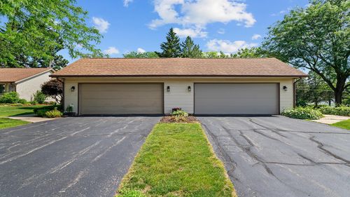 5715 Elaine Dr, Rockford, IL, 61108-2438 | Card Image