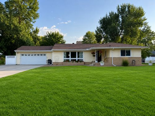 857 3rd St N, Wahpeton, ND, 58075-3432 | Card Image