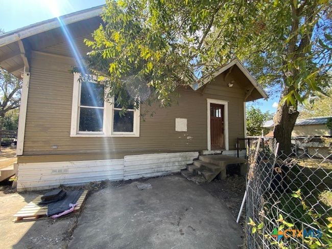 409 E Hochheim St, House other with 3 bedrooms, 2 bathrooms and null parking in Yoakum TX | Image 14