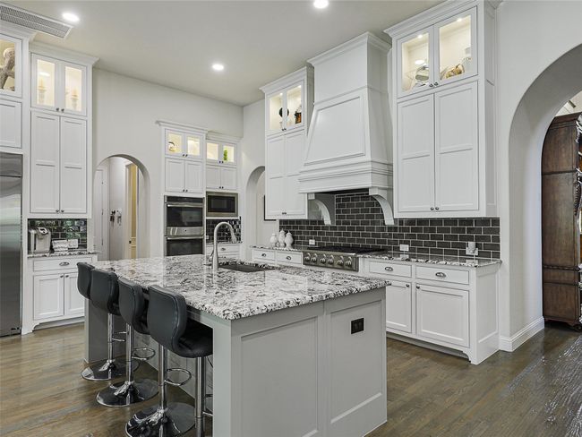 Island with seating and undermount sink | Image 15