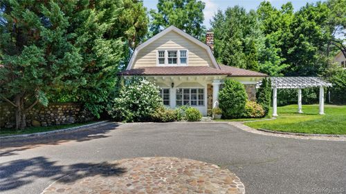 1058 Plandome Rd, Manhasset, NY, 11030-1033 | Card Image