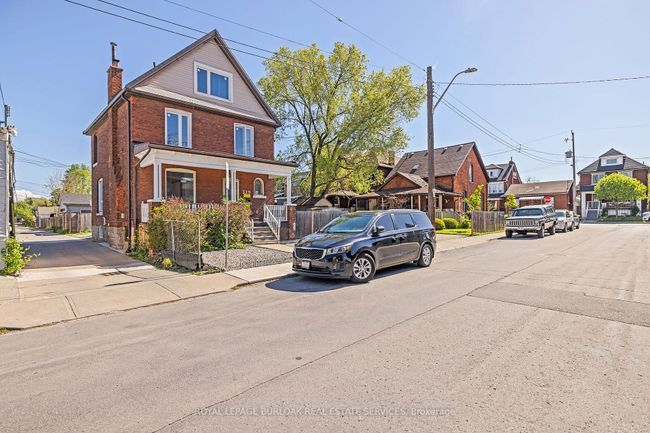 MAIN - 325 Robert St, House other with 2 bedrooms, 1 bathrooms and 1 parking in Hamilton ON | Image 1