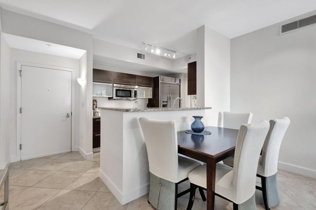 APT-504 - 550 Okeechobee Blvd, Condo with 2 bedrooms, 2 bathrooms and null parking in West Palm Beach FL | Image 4