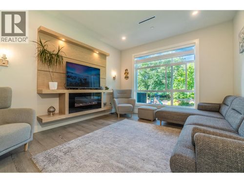 11-933 Premier St, North Vancouver, BC, V7J0E4 | Card Image